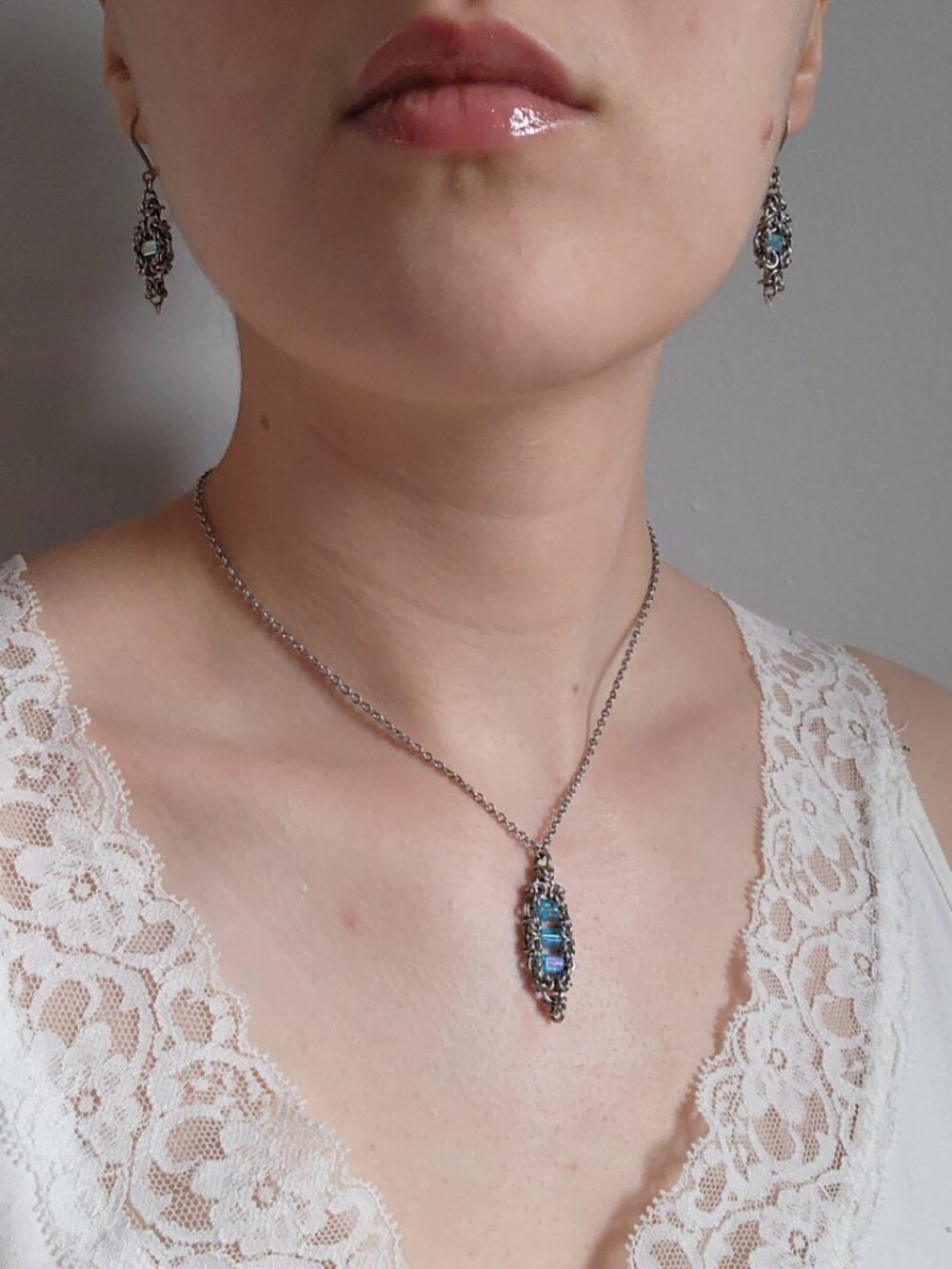 Medieval delicate and dainty silver and blue leverback earrings - Picture 3 of 9